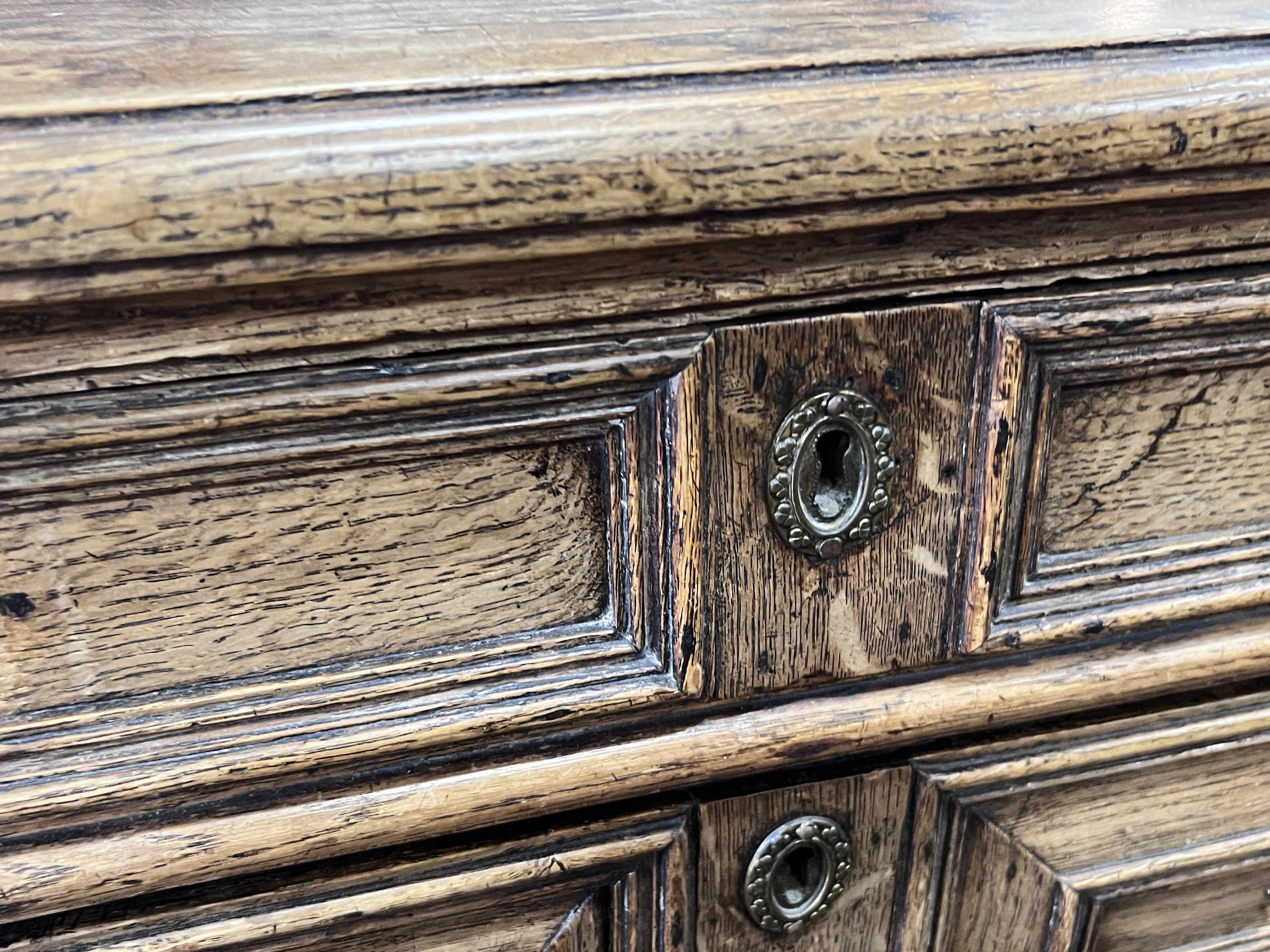 An 18th century oak chest of drawers, width 86cm, depth 58cm, height 90cm